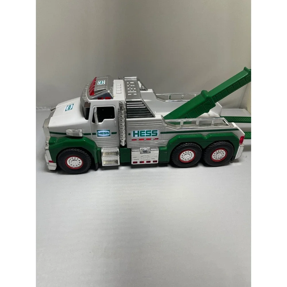 Hess Tow Truck Kids White‎ Green Plastic Classic 2019 Working Lights Collectible